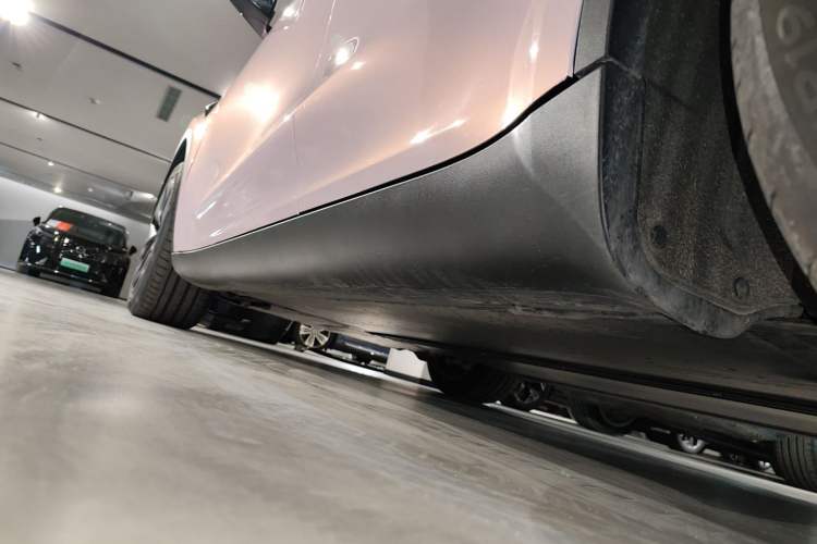 Used Tesla Model Y 2023 Long-Range All-Wheel-Drive Version Left Side Sill