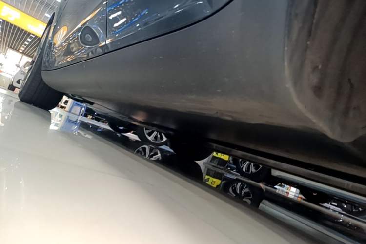 Used Tesla Model Y 2023 Long-Range All-Wheel-Drive Version Left Side Sill