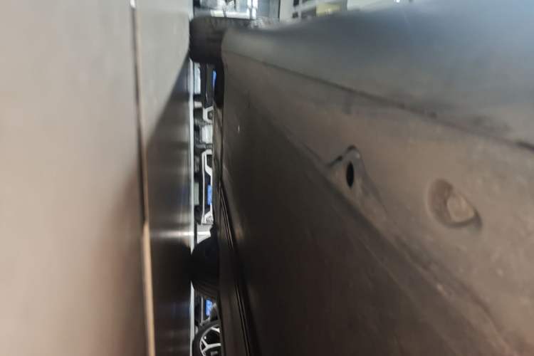 Used Tesla Model Y 2023 Long-Range All-Wheel-Drive Version Left Side Sill