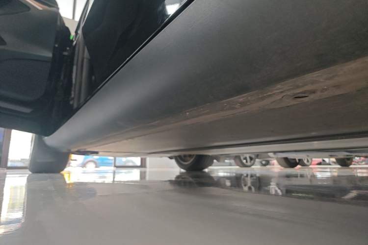Used Tesla Model Y 2023 Long-Range All-Wheel-Drive Version Left Side Sill