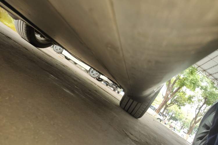 Used Tesla Model Y 2023 Long-Range All-Wheel-Drive Version Left Side Sill