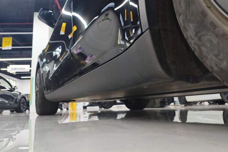 Used Tesla Model Y 2023 Rear-Wheel-Drive Version Left Side Sill