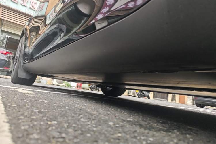 Used Tesla Model Y 2023 Long-Range All-Wheel-Drive Version Left Side Sill