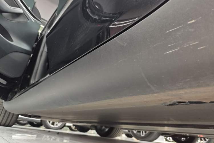 Used Tesla Model Y 2023 High-Performance All-Wheel-Drive Version Left Side Sill