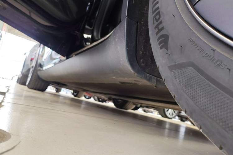 Used Tesla Model Y 2023 Long-Range All-Wheel-Drive Version Left Side Sill