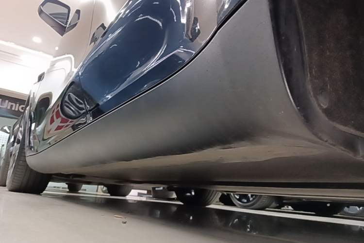 Used Tesla Model Y 2023 High-Performance All-Wheel-Drive Version Left Side Sill