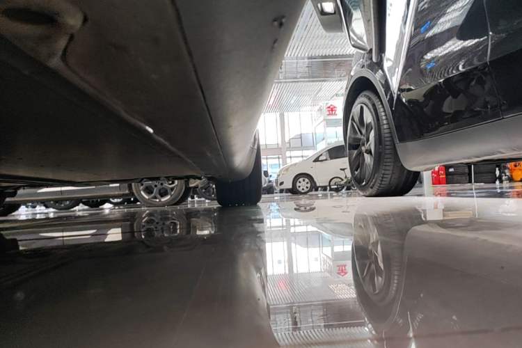 Used Tesla Model Y 2023 Rear-Wheel-Drive Version Left Side Sill