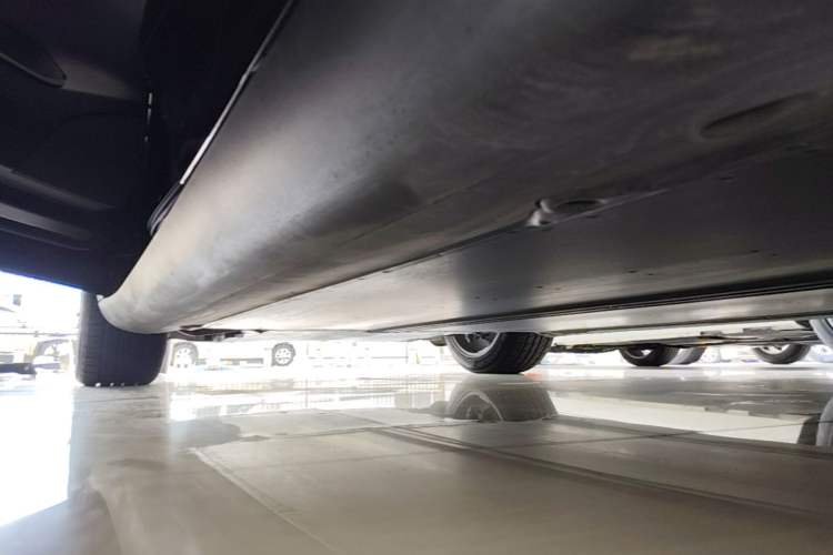 Used Tesla Model Y 2023 Long-Range All-Wheel-Drive Version Left Side Sill