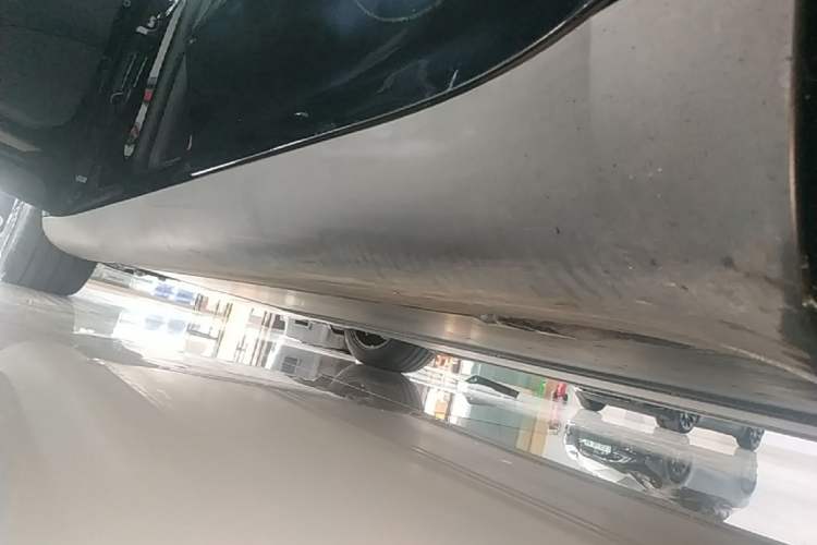 Used Tesla Model Y 2023 Long-Range All-Wheel-Drive Version Left Side Sill