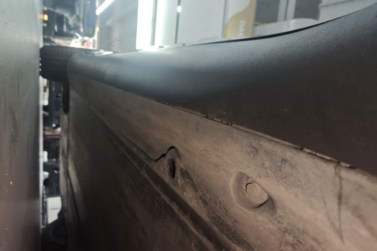 Used Tesla Model Y 2023 Long-Range All-Wheel-Drive Version Left Side Sill