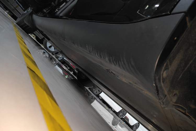 Used Tesla Model Y 2023 Long-Range All-Wheel-Drive Version Left Side Sill