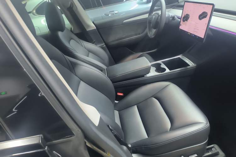 Used Tesla Model Y 2023 Rear-Wheel-Drive Version Right Front Seat