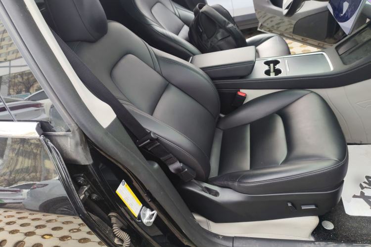Used Tesla Model Y 2023 Long-Range All-Wheel-Drive Version Right Front Seat