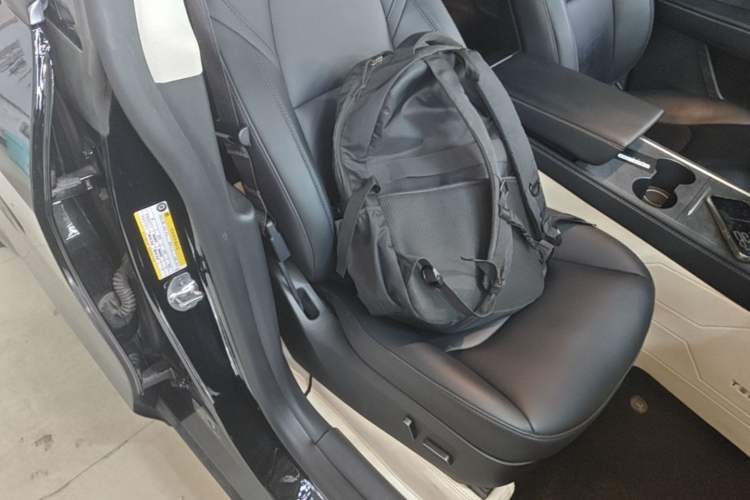 Used Tesla Model Y 2023 Rear-Wheel-Drive Version Right Front Seat