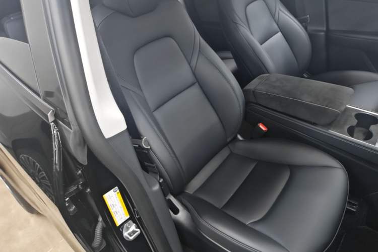 Used Tesla Model Y 2023 Rear-Wheel-Drive Version Right Front Seat