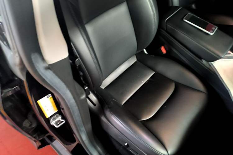 Used Tesla Model Y 2023 Rear-Wheel-Drive Version Right Front Seat