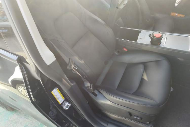 Used Tesla Model Y 2023 Long-Range All-Wheel-Drive Version Right Front Seat