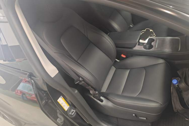 Used Tesla Model Y 2023 Rear-Wheel-Drive Version Right Front Seat