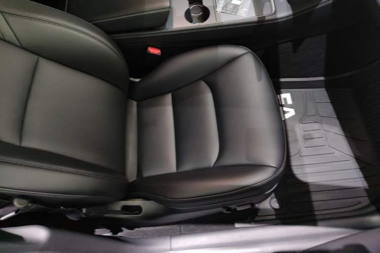 Used Tesla Model Y 2023 Rear-Wheel-Drive Version Right Front Seat