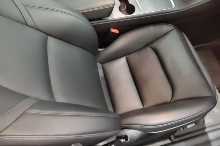 Used Tesla Model Y 2023 Rear-Wheel-Drive Version Right Front Seat