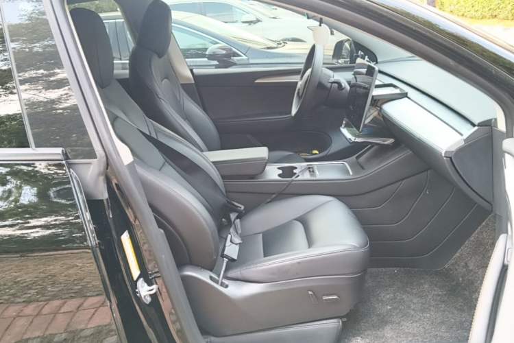 Used Tesla Model Y 2023 Long-Range All-Wheel-Drive Version Right Front Seat