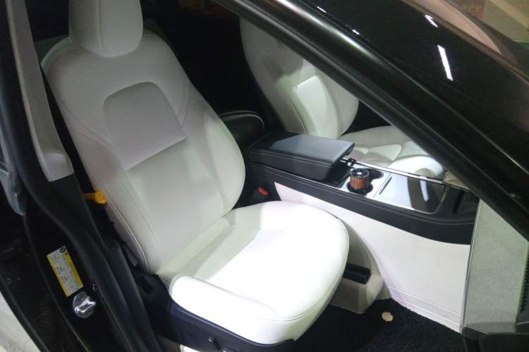 Used Tesla Model Y 2023 High-Performance All-Wheel-Drive Version Right Front Seat