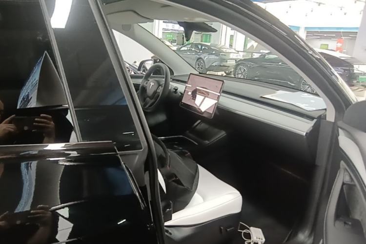 Used Tesla Model Y 2023 Long-Range All-Wheel-Drive Version Right Front Seat