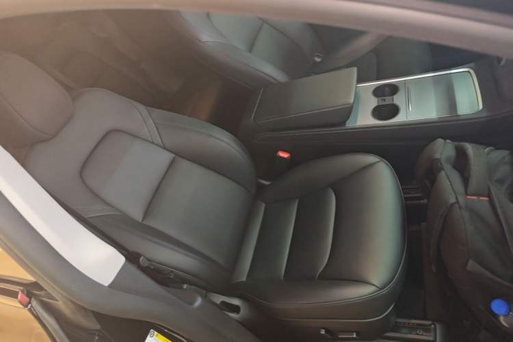 Used Tesla Model Y 2023 Rear-Wheel-Drive Version Right Front Seat