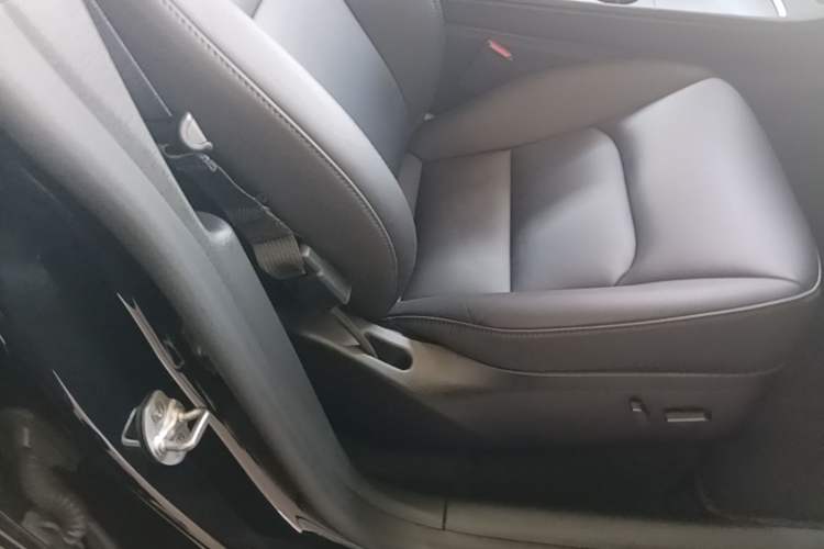 Used Tesla Model Y 2023 Rear-Wheel-Drive Version Right Front Seat