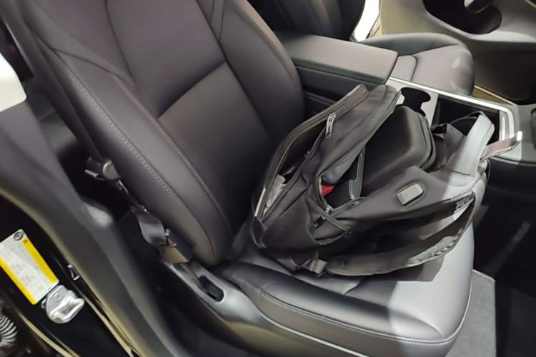 Used Tesla Model Y 2023 Rear-Wheel-Drive Version Right Front Seat