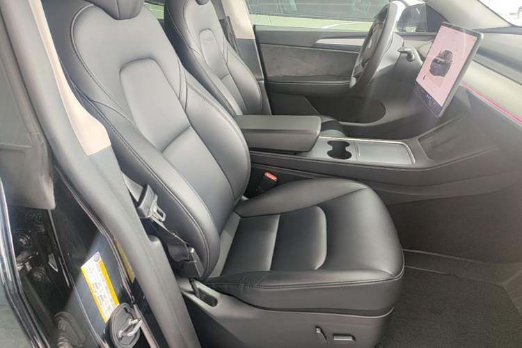 Used Tesla Model Y 2023 Rear-Wheel-Drive Version Right Front Seat