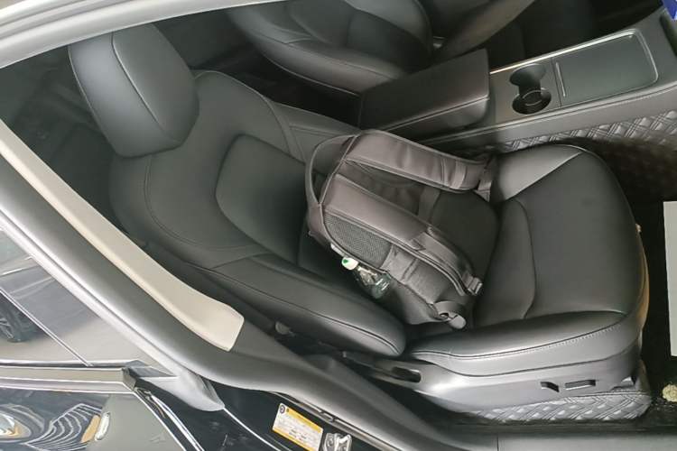 Used Tesla Model Y 2023 Rear-Wheel-Drive Version Right Front Seat