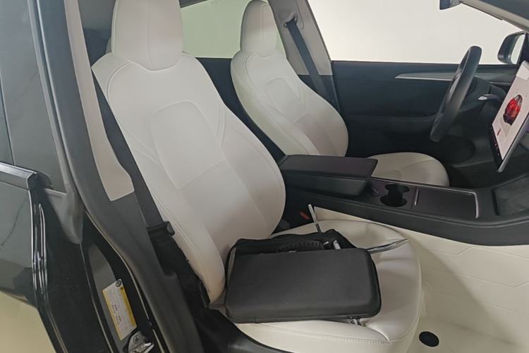 Used Tesla Model Y 2023 Long-Range All-Wheel-Drive Version Right Front Seat