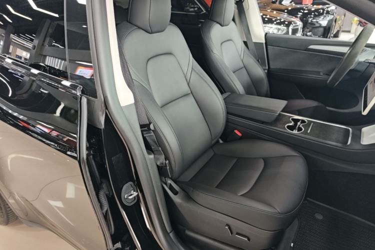 Used Tesla Model Y 2023 Long-Range All-Wheel-Drive Version Right Front Seat