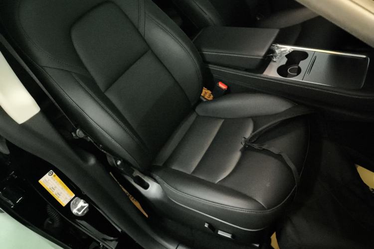 Used Tesla Model Y 2023 Long-Range All-Wheel-Drive Version Right Front Seat