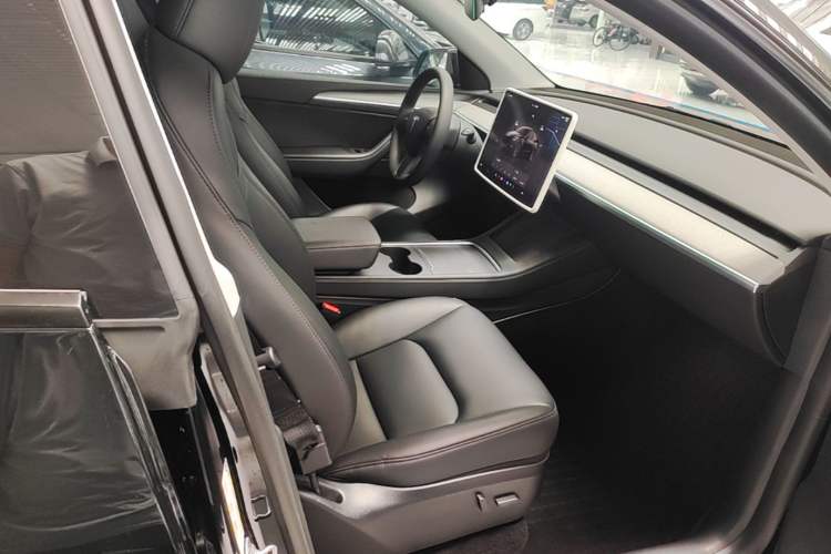 Used Tesla Model Y 2023 Rear-Wheel-Drive Version Right Front Seat