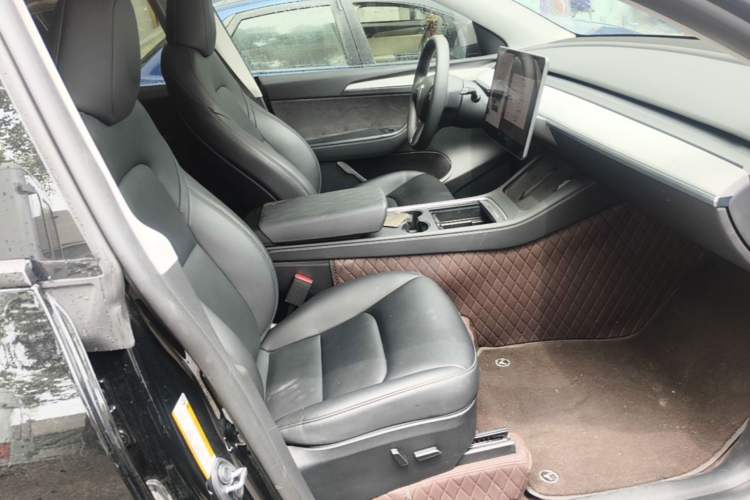 Used Tesla Model Y 2023 Rear-Wheel-Drive Version Right Front Seat