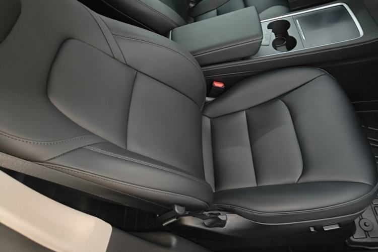Used Tesla Model Y 2023 Rear-Wheel-Drive Version Right Front Seat