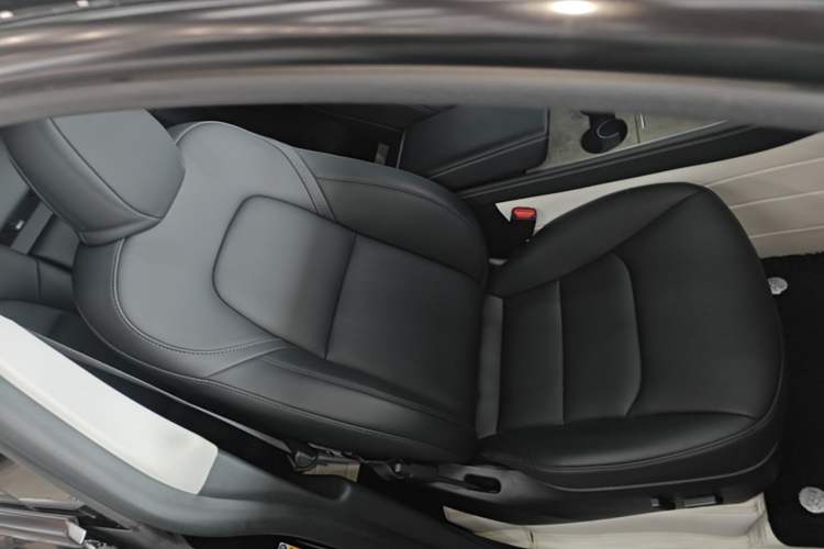 Used Tesla Model Y 2023 Rear-Wheel-Drive Version Right Front Seat