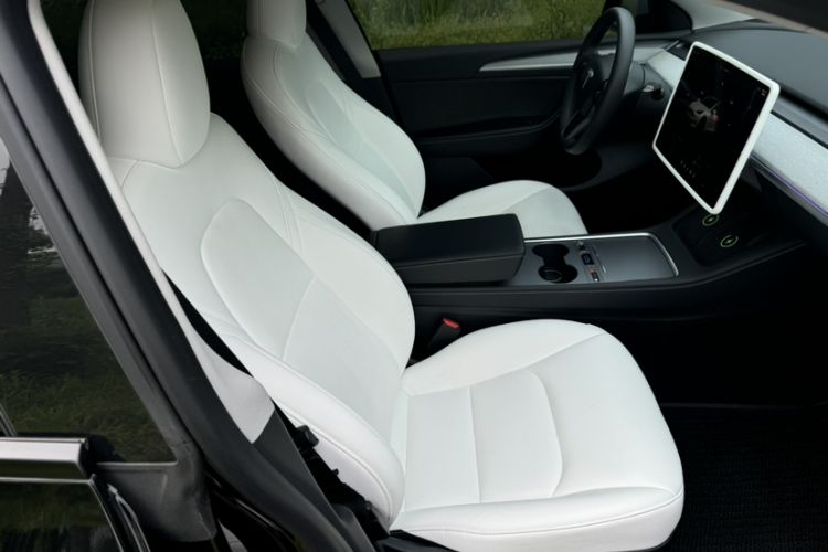 Used Tesla Model Y 2023 Rear-Wheel-Drive Version Right Front Seat