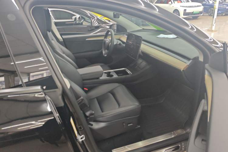 Used Tesla Model Y 2023 Long-Range All-Wheel-Drive Version Right Front Seat