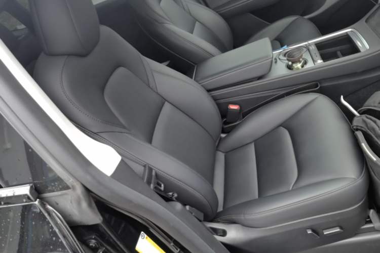 Used Tesla Model Y 2023 Rear-Wheel-Drive Version Right Front Seat