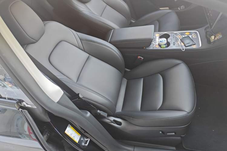 Used Tesla Model Y 2023 Rear-Wheel-Drive Version Right Front Seat