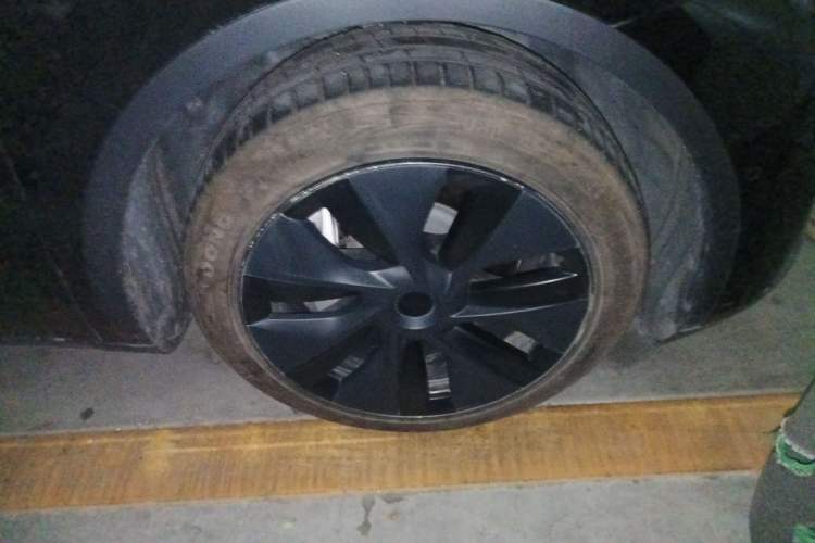 Used Tesla Model Y 2023 Long-Range All-Wheel-Drive Version Right Front Wheel Hub