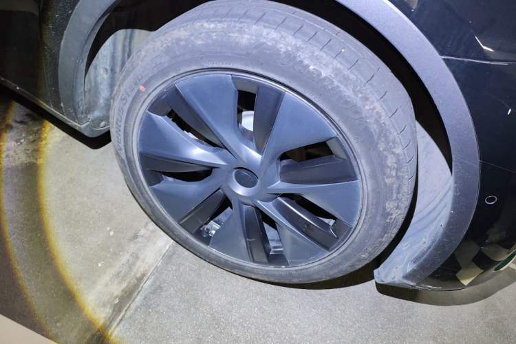 Used Tesla Model Y 2023 Long-Range All-Wheel-Drive Version Right Front Wheel Hub