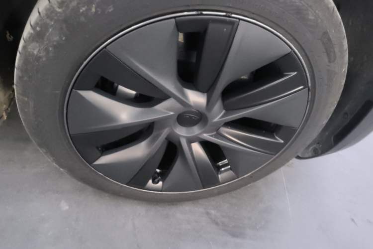 Used Tesla Model Y 2023 Rear-Wheel-Drive Version Right Front Wheel Hub