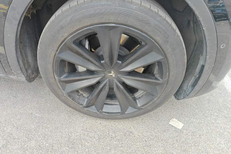 Used Tesla Model Y 2023 Rear-Wheel-Drive Version Right Front Wheel Hub