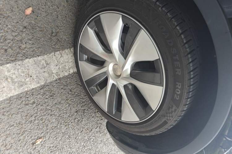 Used Tesla Model Y 2023 Long-Range All-Wheel-Drive Version Right Front Wheel Hub
