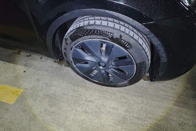 Used Tesla Model Y 2023 Rear-Wheel-Drive Version Right Front Wheel Hub