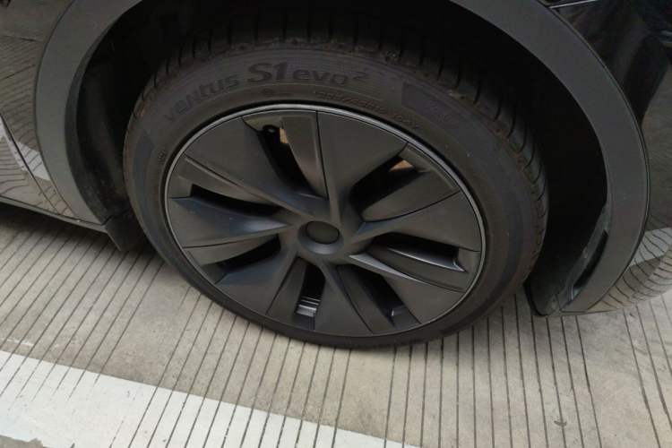 Used Tesla Model Y 2023 Long-Range All-Wheel-Drive Version Right Front Wheel Hub